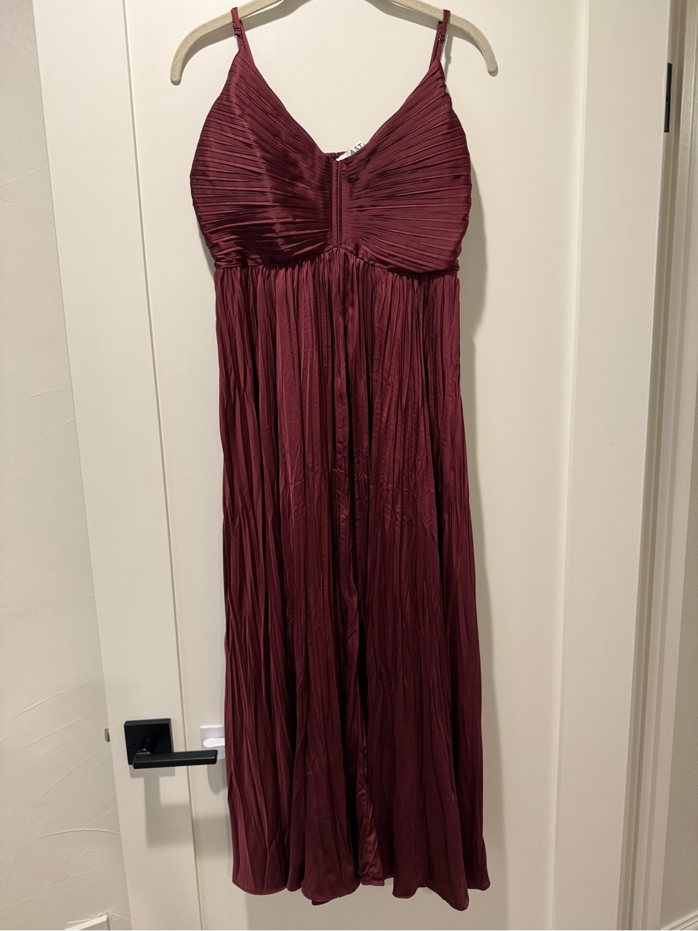 Astr Maeve Pleated Midi Dress in Wine